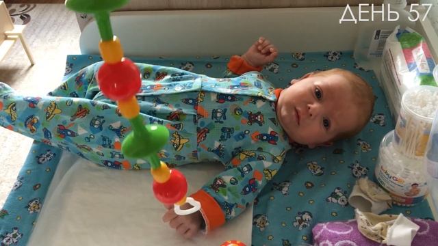 Как малыш реагирует на погремушку. смотреть онлайн