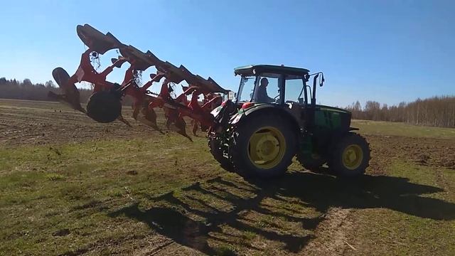 Вспашка поля под посадку картофеля тракторами john deere 6135b смотреть онлайн