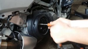Замена ремня вариатора на Yamaha T-Max 500. 1-часть