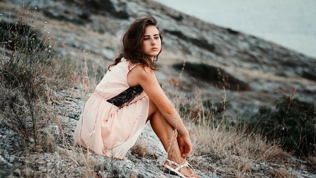 Возвращаясь домой, Анна встречает плачущую девушку и решает ей помочь. Однако она и представить... смотреть онлайн