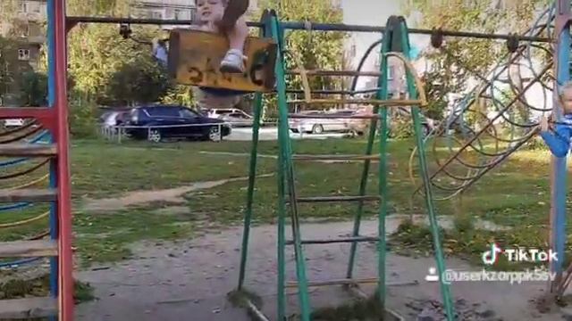 Конец лета или начало осени,это уже не известно))папа с дочей гуляют. смотреть онлайн