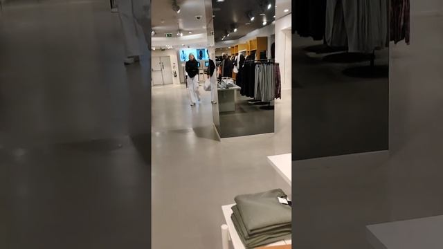 Зашёл в H & M посмотреть коллекцию осень - зима 2023-2024 гг. смотреть онлайн