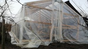 Накрываем теплицу, плёнкой " Светлица"