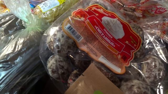 Купили фрукты, конфеты и вкусняшки в Пятерочке