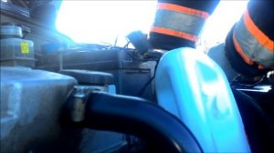 Сливаю антифриз перед заменой термостата на Ладе Калине