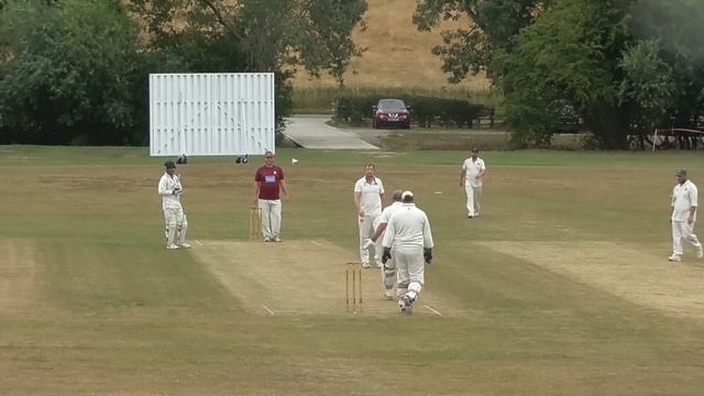 HEADBUTTING THE BALL and then THE SIGHTSCREEN . More dropped catches - WALTON VILLAGE CRICKET смотреть онлайн