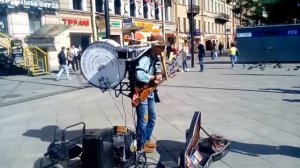 Человек-оркестр на улицах Петербурга