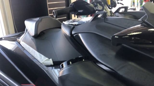 Две самые популярные модели гидроциклов смотреть онлайн