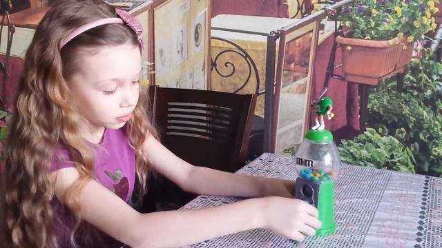 M&M's игровой аппарат - кормушка смотреть онлайн