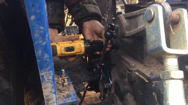 Не поднимает гидравлика на мини тракторе! Сверлим дыру! смотреть онлайн