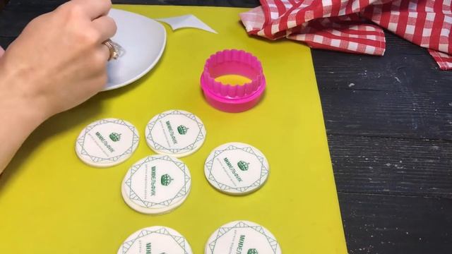 КАК ПРИКЛЕИТЬ ВАФЕЛЬНУЮ БУМАГУ НА МАСТИКУ . ВСЁ НЮАНСЫ РАБОТЫ С ВАФЕЛЬНОЙ КАРТИНКОЙ