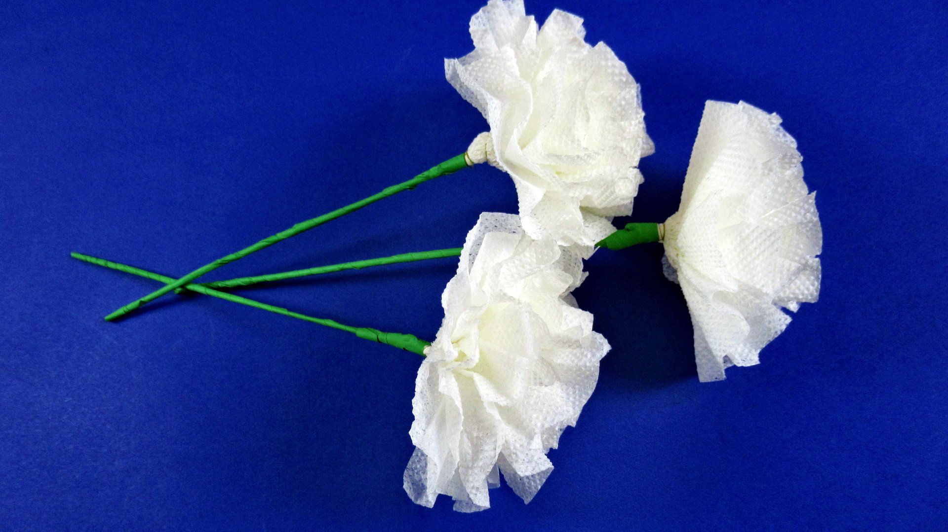 Гвоздика из салфеток своими руками ? Цветы из бумаги смотреть онлайн