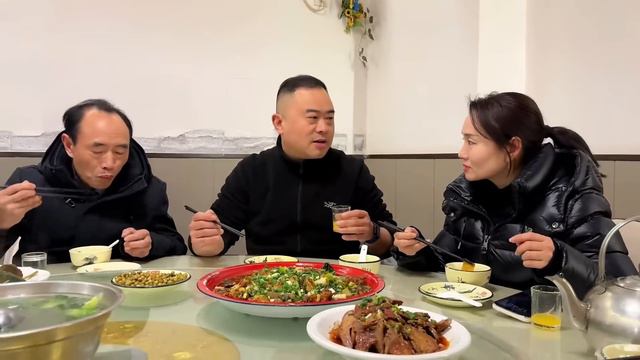 表弟一家来给岳父拜年，我安排芋儿鸡和太安鱼招待，这味道真霸道 смотреть онлайн