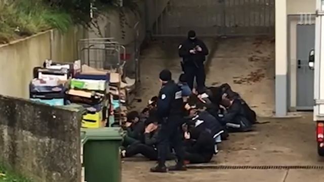 Mantes-la-Jolie : images choquantes de lycéens interpellés par la police смотреть онлайн