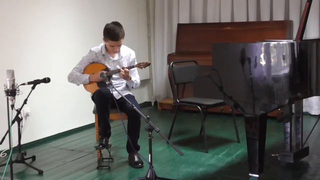 Илья Ковальчук играет на домре. Борис Михеев "Хоровод". смотреть онлайн