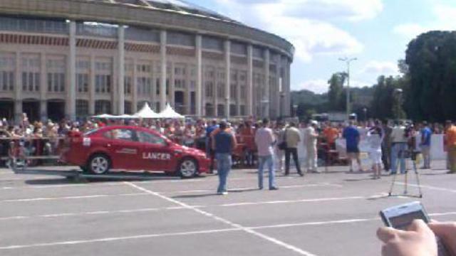 Поднятие цемоданов по лестнице смотреть онлайн