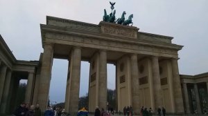 Бранденбургские ворота символ и визитная карточка Германии .