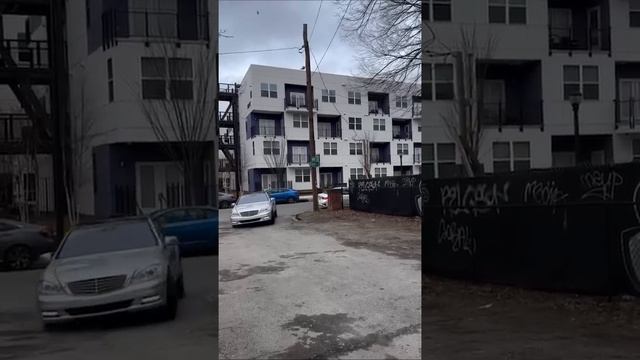 How dudes are wearing white airforce ones vs Black! смотреть онлайн