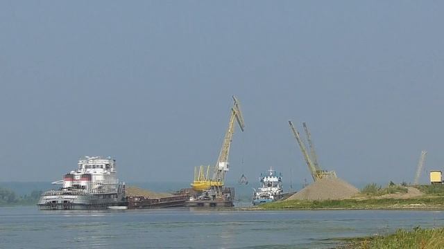 Разгрузка барж на грузовом причале в Звенигово смотреть онлайн