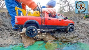 Экскаватор, самосвал и другие машинки делают плотину - Машинки Игрушки. Манкиту