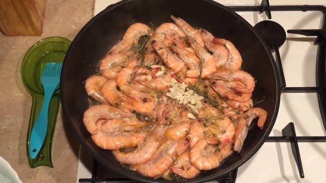 Жареные королевские креветки с чесноком и тимьяном в сливочном масле . смотреть онлайн