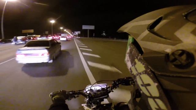 На питбайке по пробкам / Pitbike ride in traffic jam смотреть онлайн