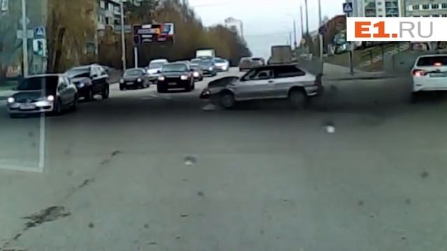 Под мостом на Фурманова ВАЗ с девушкой за рулём протаранил Toyota Camry смотреть онлайн