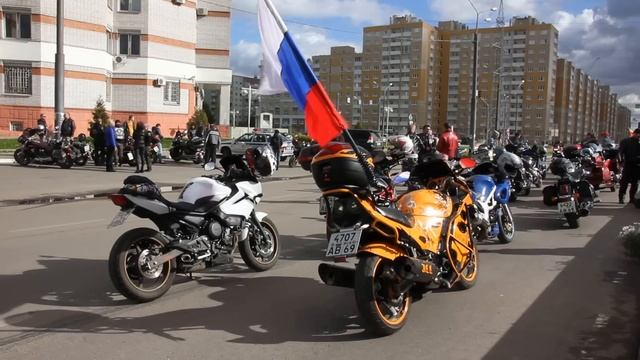 Тверь. Сотни байкеров под рокот моторов закрыли мотосезон в Твери смотреть онлайн