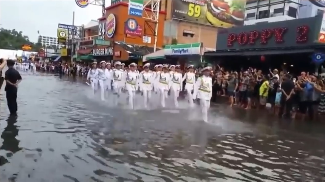 Реакция иностранцев на Марш Русских Моряков в Тайланде.mov смотреть онлайн