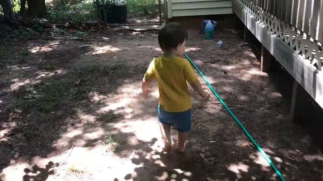Kid Playing Outside In The Mud Making Mud Pies and Playing with Bugs смотреть онлайн