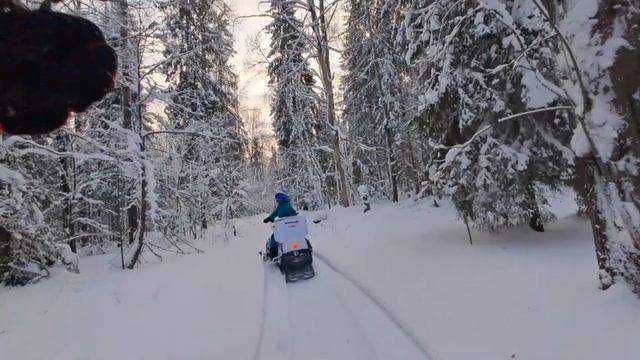 Девушка на снегоходе в пухляке/Лыже-снегоходный поход смотреть онлайн