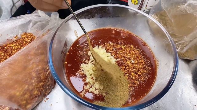 40斤牛头的大牛舌，猴哥做烤肉吃，裹上大蒜和生菜，太美了！【胖猴仔】 смотреть онлайн