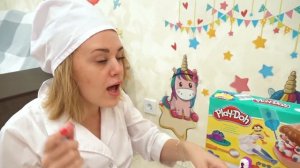 Ева с мамой играют