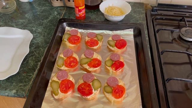 ВКУСНЫЕ-Горячие,ХРУСТЯЩИЕ БУТЕРБРОДЫ С Колбасой и Солеными Огурцами в Духовке?Домашняя Кухня СССР смотреть онлайн