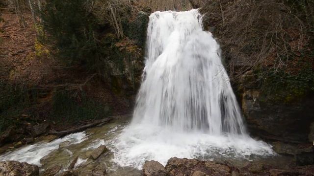 Вот это водопад - Шикарные потоки воды в реке Улу-Узень Восточный в декабре смотреть онлайн