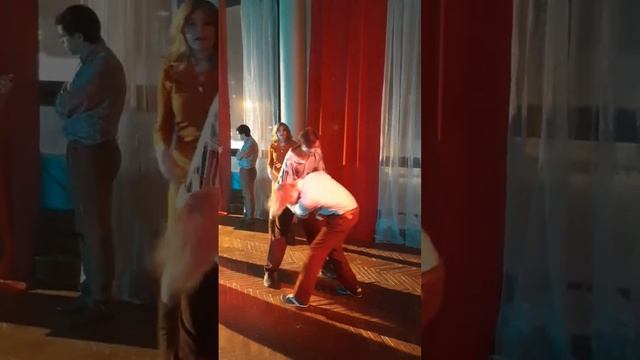 Танцы шманцы…#битлз#актрисаАллаГоршкова#танцы#70е#сельскаядискотека#клуб#дк#ссср#юмор#умора#смех смотреть онлайн