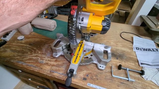 DeWalt 20 Volt Compound Miter Saw DCS361B смотреть онлайн