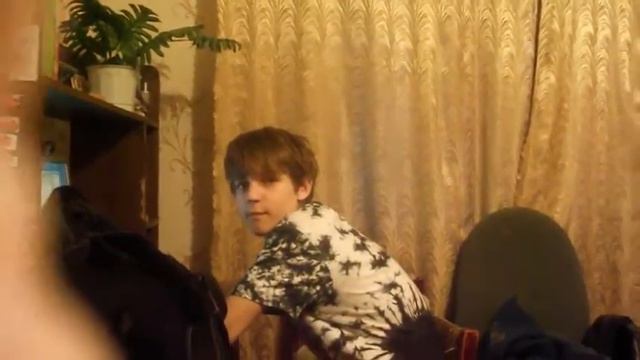 Кинул ПОДУШКОЙ! смотреть онлайн