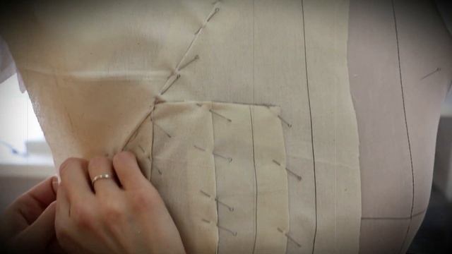 Наколка платья Alexander McQueen на манекене Royal Dress forms смотреть онлайн