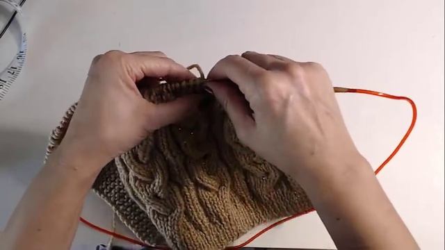 DIY//ШАПКА С КОСОЙ ПОМПОНОМ И ПУГОВИЦАМИ// смотреть онлайн