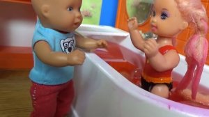 ПОКРАСИЛ КАТЮ В РОЗОВЫЙ! УБЕГАЙ! Катя и Макс веселая семейка смешной сериал живые куклы новая серия