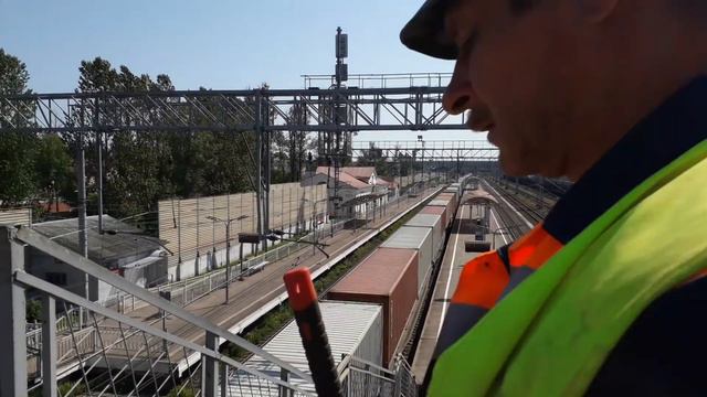 Электровоз 2ЭС4К-139 с грузовым поездом, станция МГА. смотреть онлайн