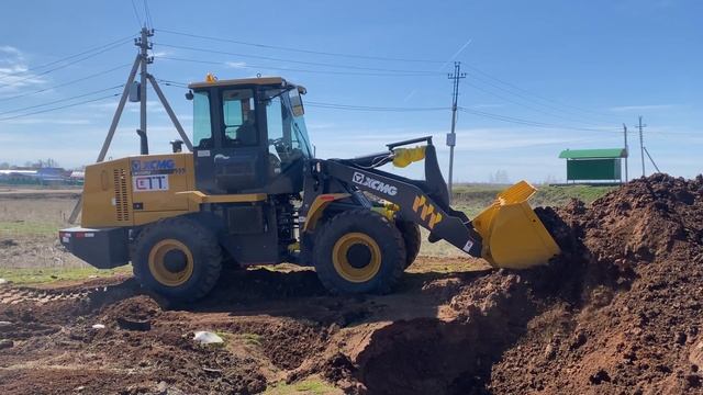 Фронтальный погрузчик в работе против промерзшего грунта XCMG LW 330 смотреть онлайн