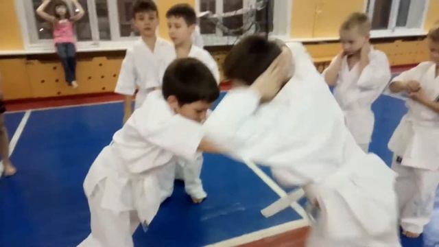 "Крэзи Трактор" учимся терпеть боль, не теряя рассудок, вывод из равновесия в подготовке Кёкусинкай смотреть онлайн