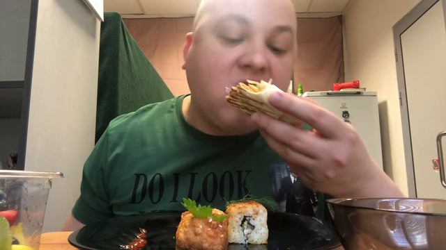 Роллы запечённые Шаурма фрукты мукбанг MUKBANG смотреть онлайн