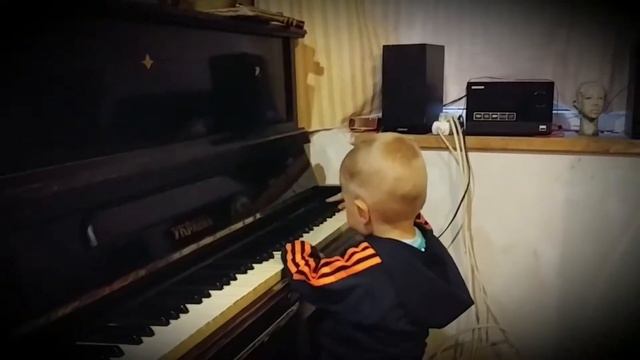 Маэстро в 1.5 года играет на пианино смотреть онлайн