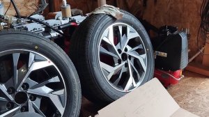 красный, желтые, белые точки на шинах. перезапись видео.