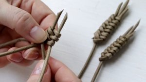 Плетем колосок из бумажной лозы.