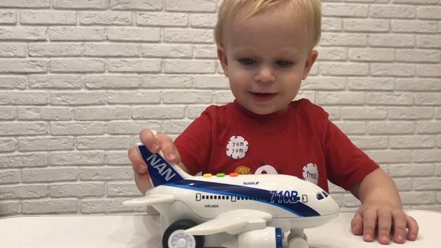 Малыш Саша и много эмоций от воздушного транспорта смотреть онлайн