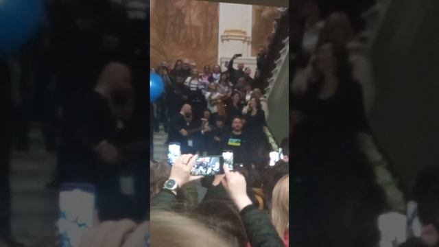 Концерт группы Скай в Днепре. Выступление во время воздушной тревоги проходит в убежище. смотреть онлайн